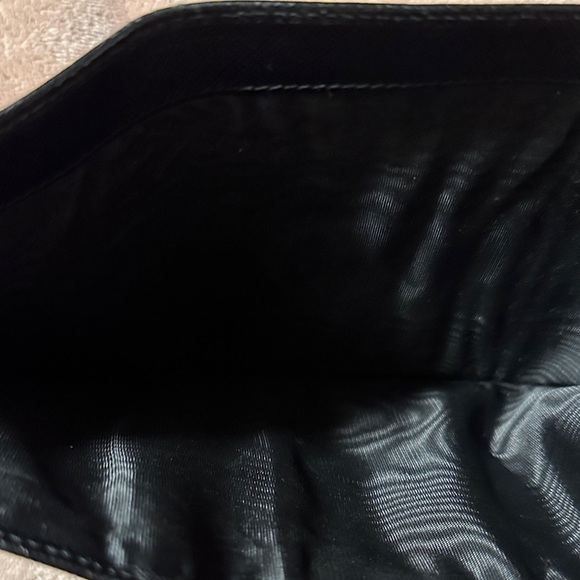 Sleek Black Textured Leather Wallet - Picture 4 of 6